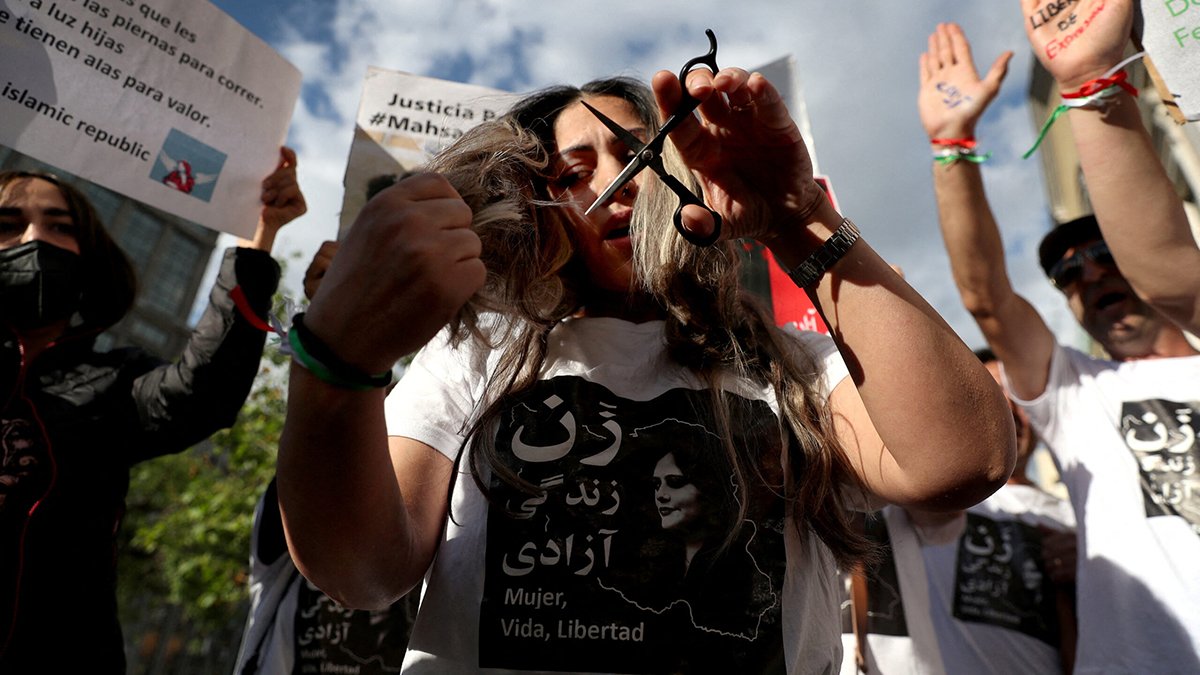 İranlı kadınlar direnişin merkezinden anlattı: Polisin gözünde korkuyu gördüm