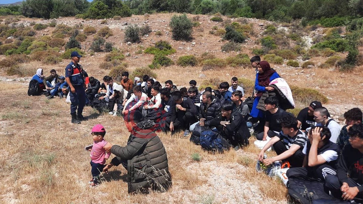 İzmir'de düzensiz göçmenlere operasyon: 475 kişi yakalandı