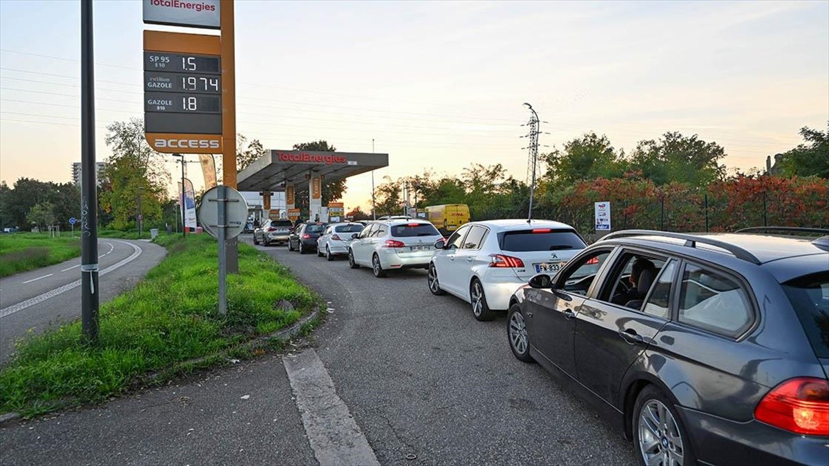 Fransa'da grev hayatı felç etti: Fransızlar akaryakıt almak için Belçika'ya gidiyor