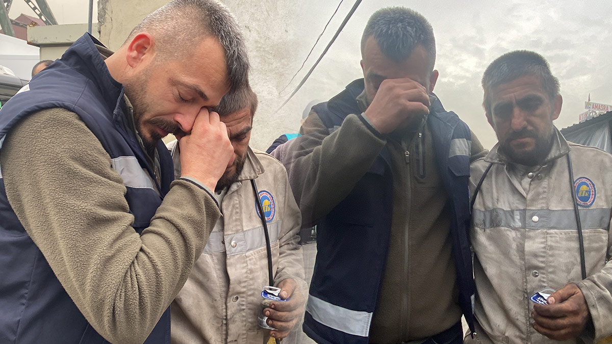 Amasra'daki maden faciasında kurtarma çalışmalarına katılan işçi gözyaşlarına boğuldu