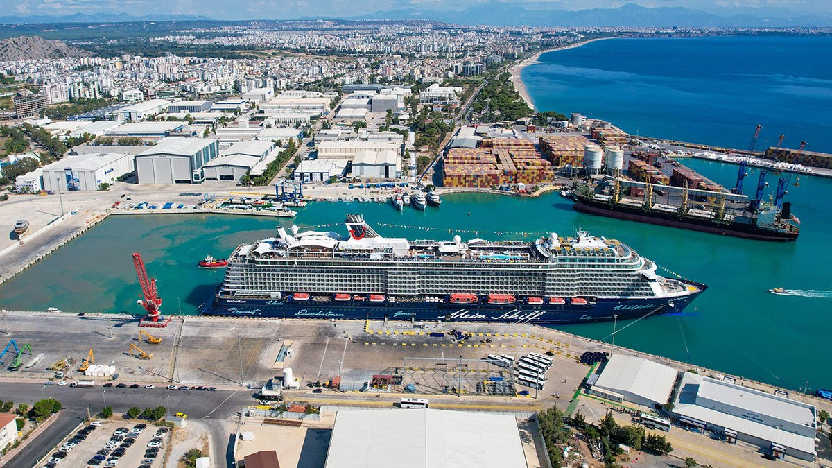 Gemide 10. kattan düşerek hayatını kaybetti