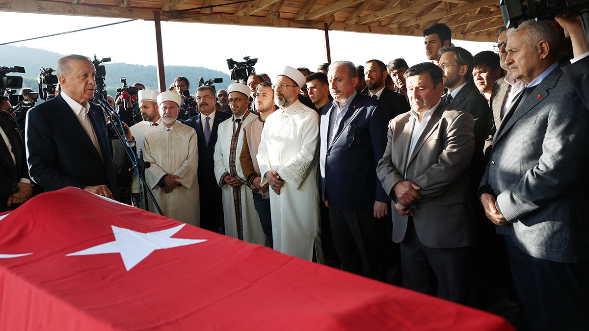 Erdoğan, madende ölen Rahman Özçelik'in cenazesine katıldı: Rabbim bize de bu yolda yürümeyi nasip etsin