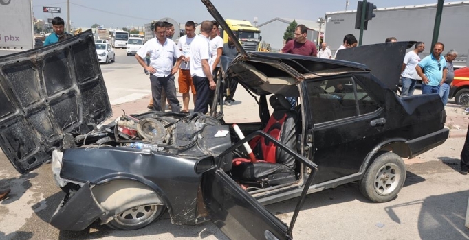 İnegöl İlçesi'nde kaza yapan otomobil kullanılamaz hale geldi