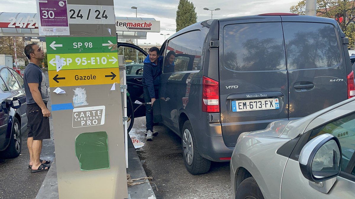 Fransa'da hükümetin çözemediği sorunu gençler çözdü