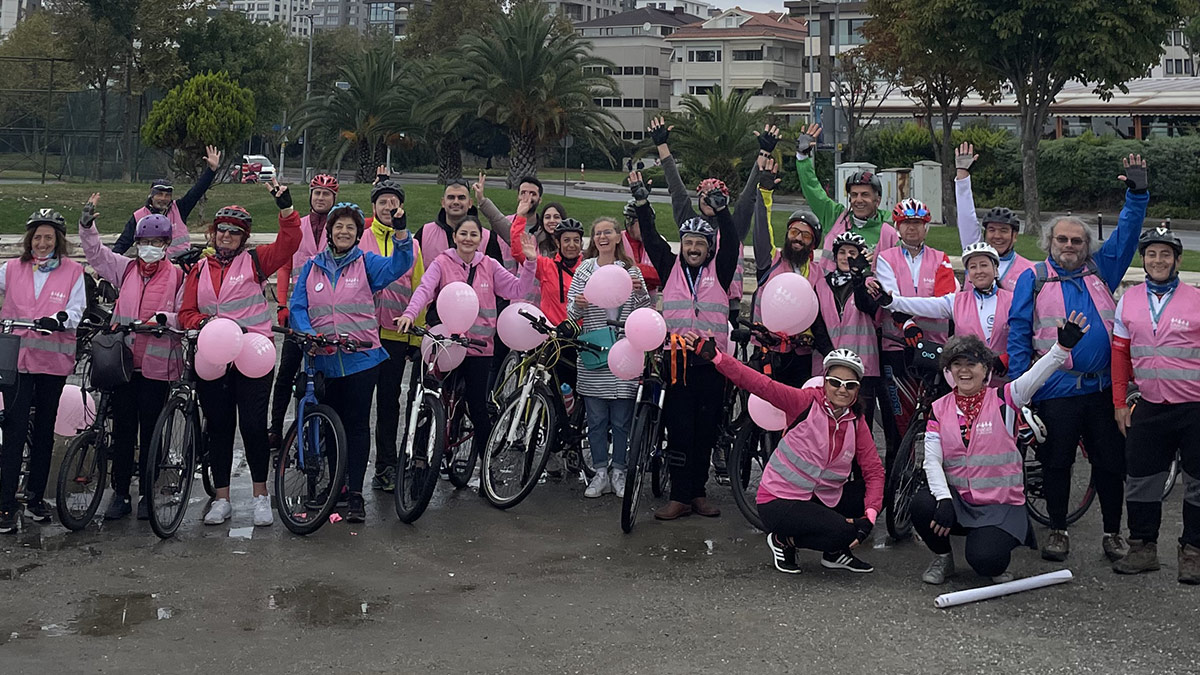 Meme kanseri farkındalığı için pedal çevirdiler