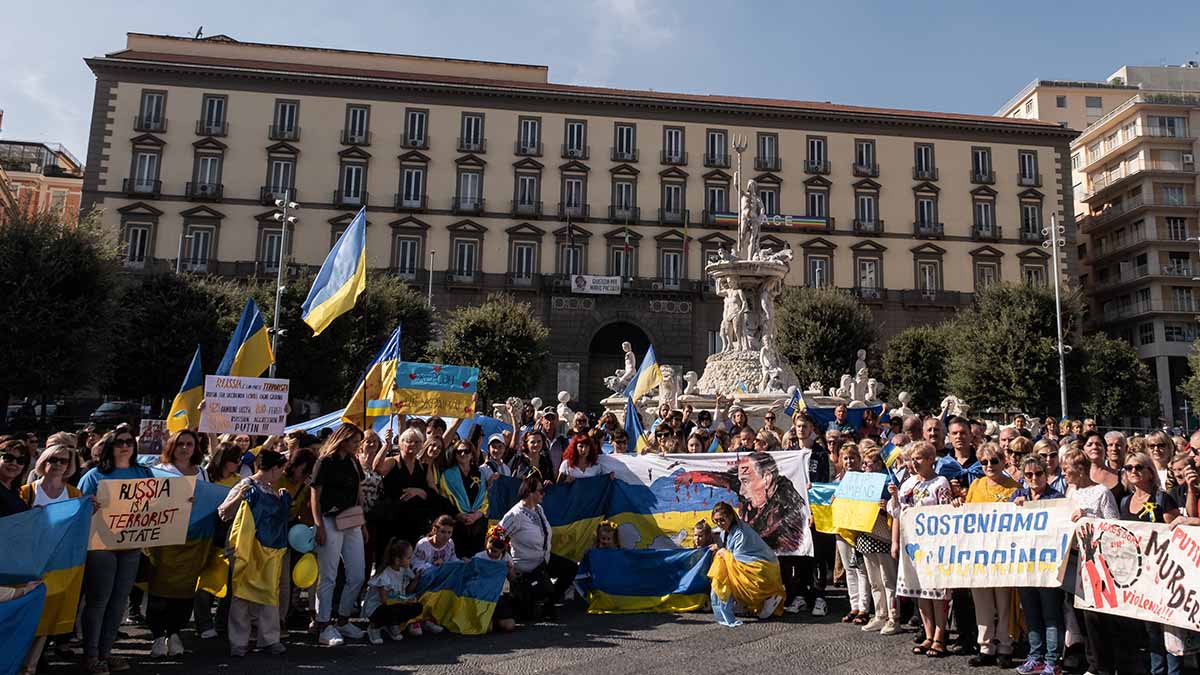Napoli'de yaşayan Ukraynalılar Rusya'yı protesto etti