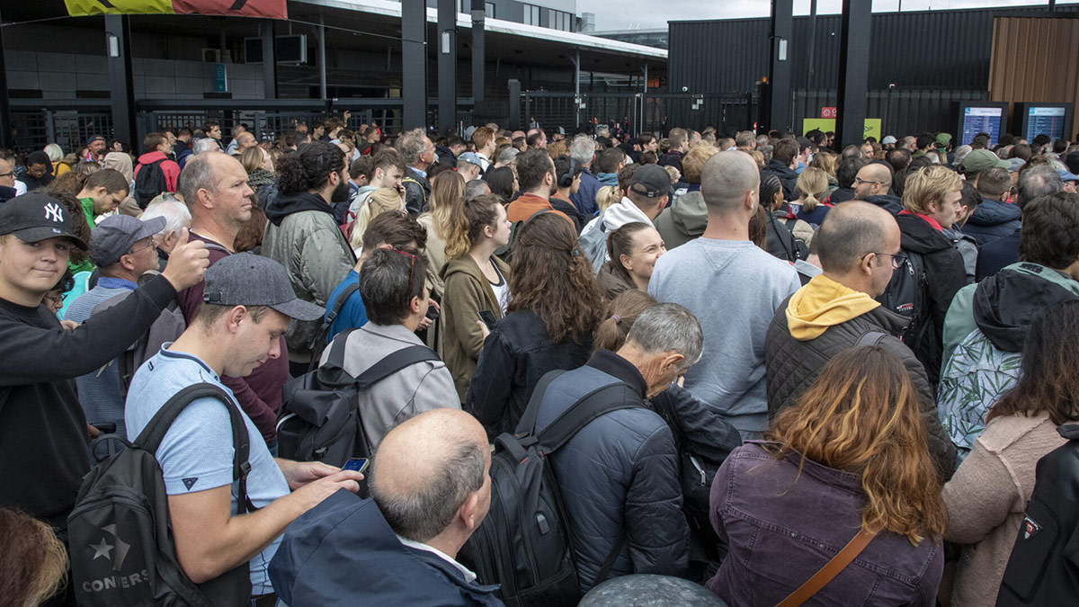 Kapalı havalimanına zorla girdiler: İzdiham çıktı, 5 polis yaralandı