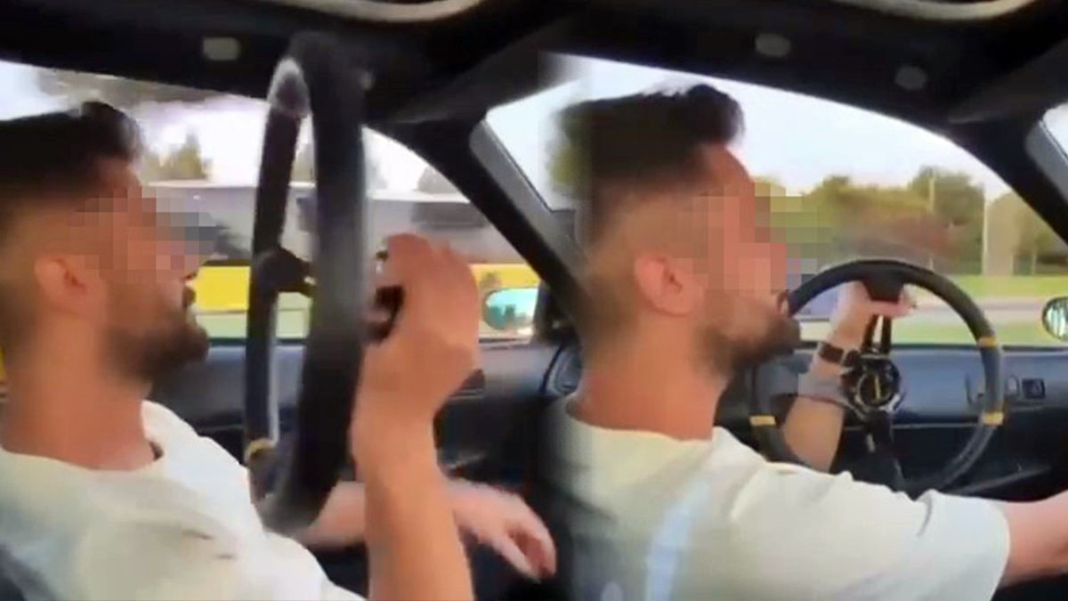 Her şey bir 'like' uğruna... Trafik magandası seyir halindeyken direksiyonu söktü