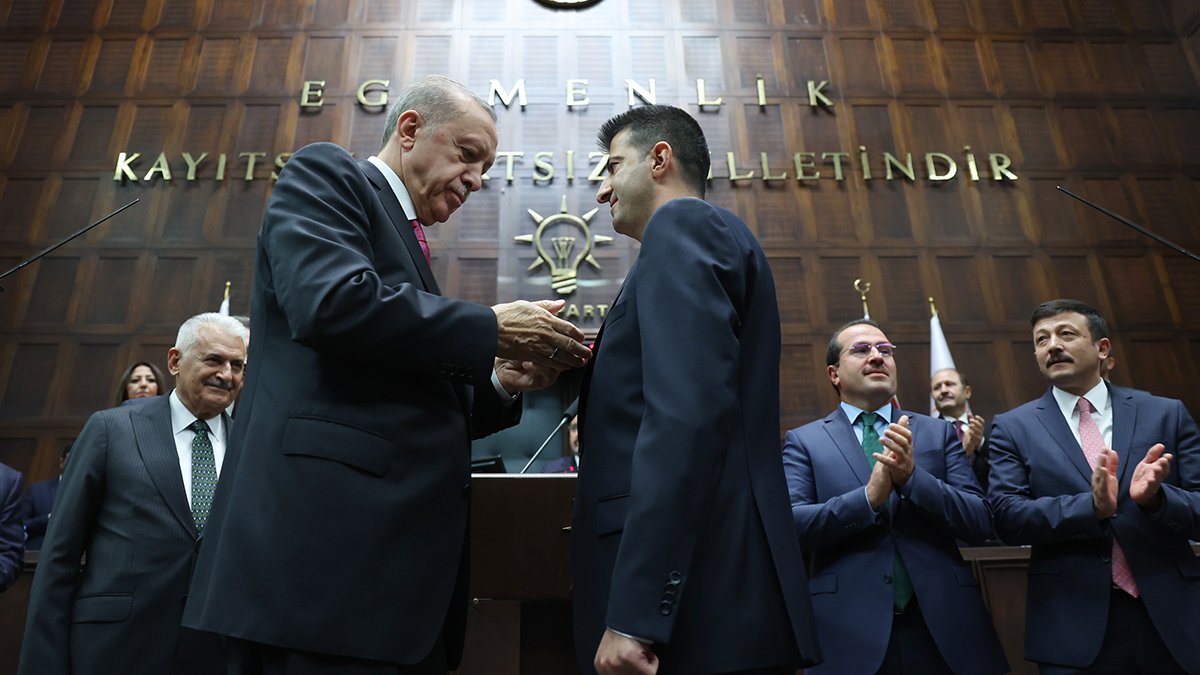 Erdoğan, Mehmet Ali Çelebi'ye rozetini taktı: 'Tek çocukla olmaz' dedi