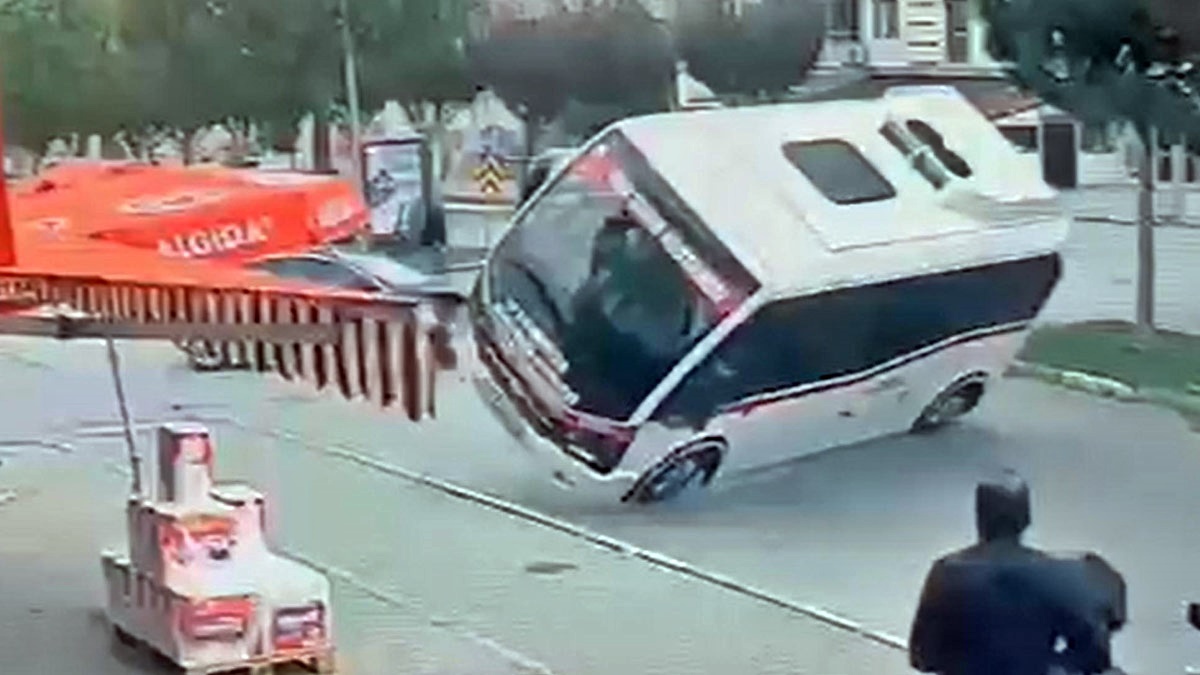 Caddeye kontrolsüz giren otomobil, içi yolcu dolu minibüsü devirdi