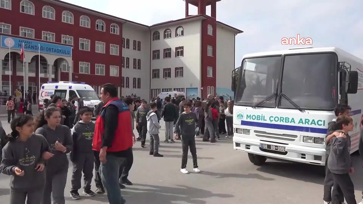 Aksaray'da ortaokulda panik! 56 öğrenci mide bulantısı ve baş ağrısı şikayetiyle hastaneye kaldırıldı