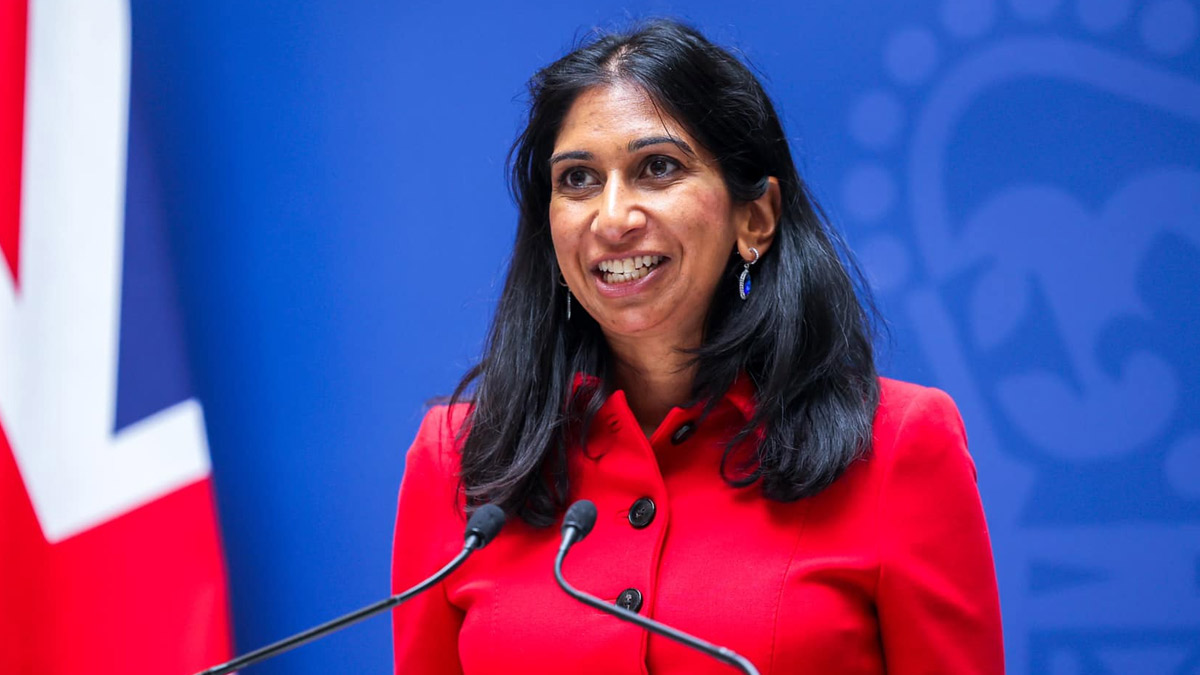 Kişisel e-posta adresinden resmi belge gönderen İngiltere İçişleri Bakanı istifa etti