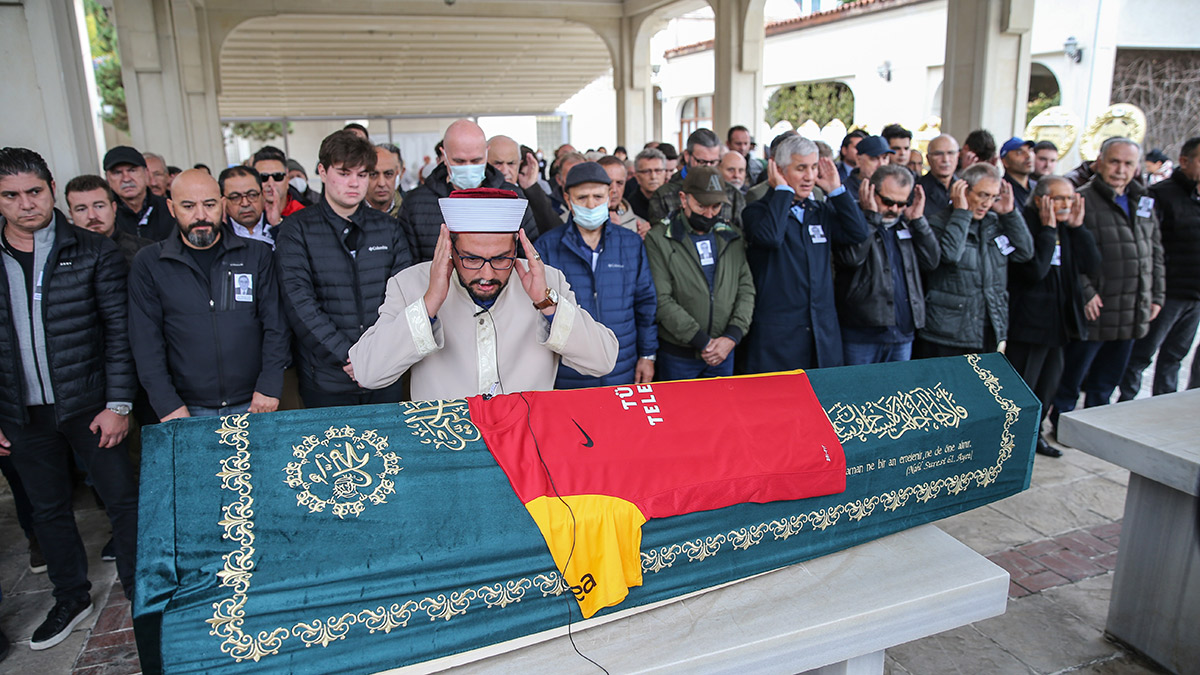 Televizyon sunucusu Bülent Özveren son yolculuğuna uğurlandı