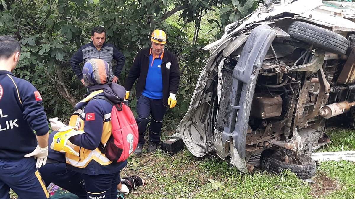 Gümüşhane'de feci kaza! Kamyonet uçuruma yuvarlandı: 3 ölü