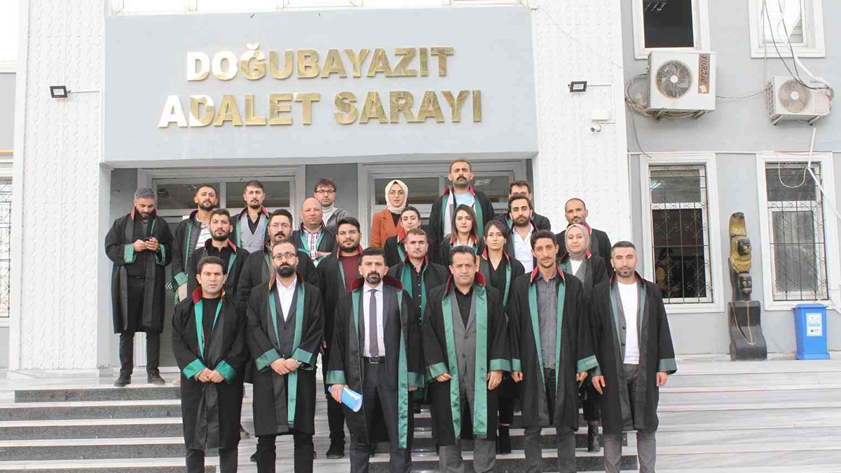 Doğubayazıt'ta duruşma sonrası saldırıya uğrayan avukat kaldırıldığı hastanede de darp edildi