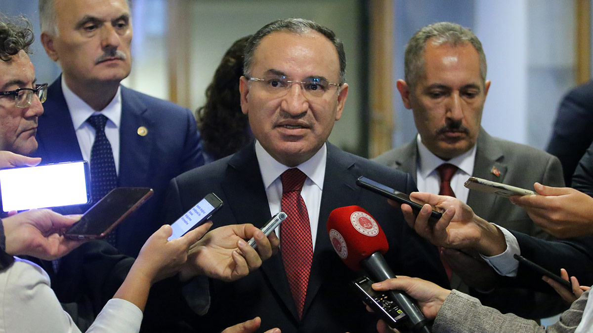 Adalet Bakanı Bozdağ'dan başörtüsü mesajı: Hem başı açık, hem de başını örten vatandaşlarımız...