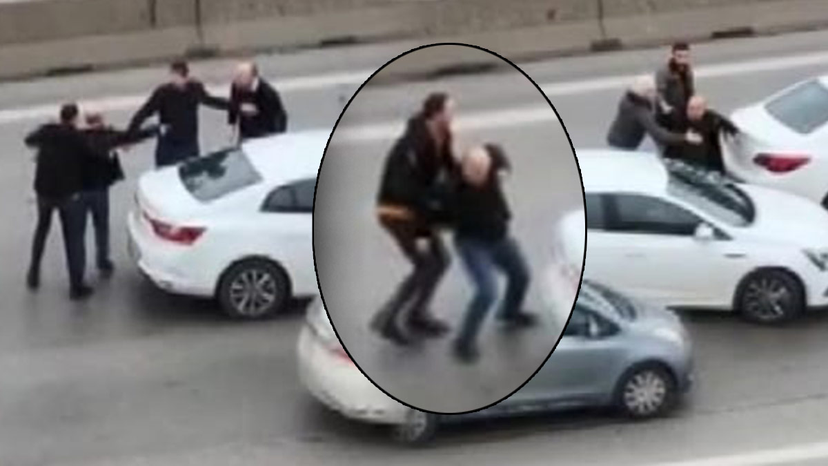 Akan trafiğe aldırmadan kavga ettiler: O anlar saniye saniye kamerada