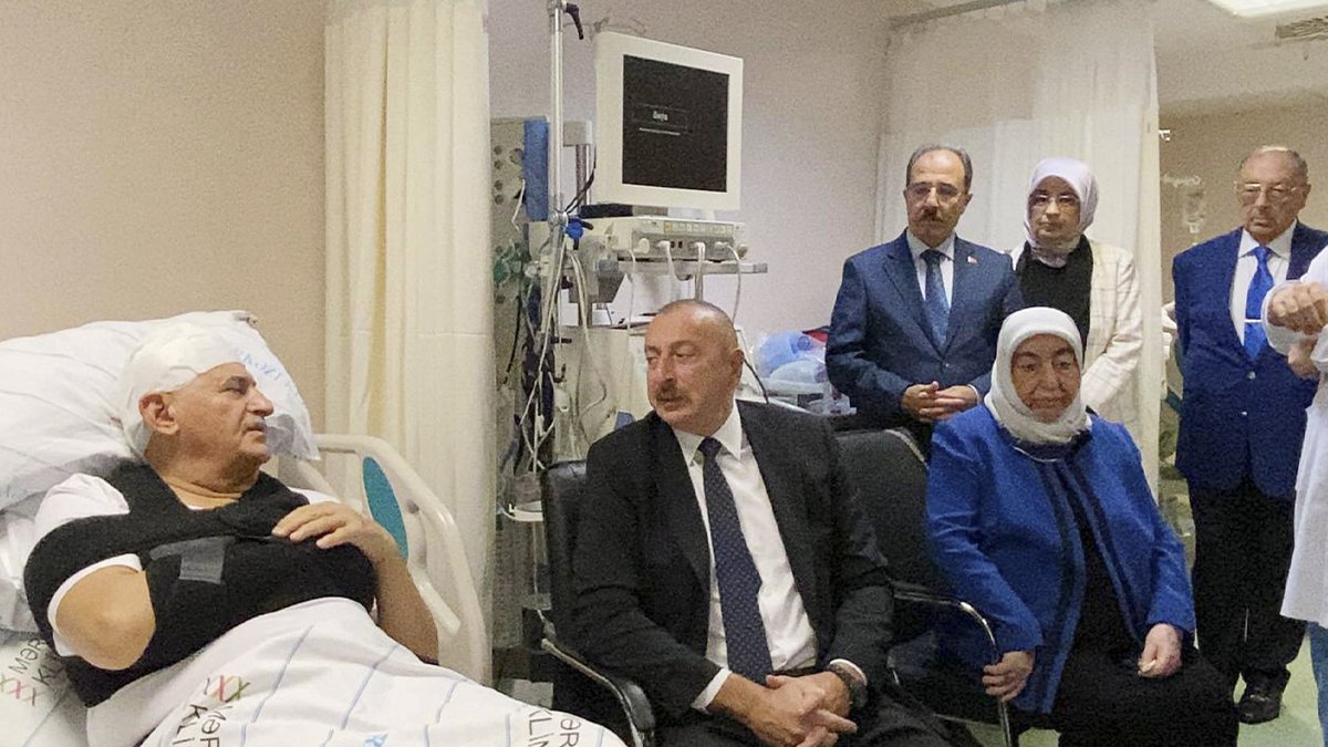 Trafik kazası geçiren Binali Yıldırım'dan ilk fotoğraf: Aliyev, Yıldırım'ı ziyaret etti