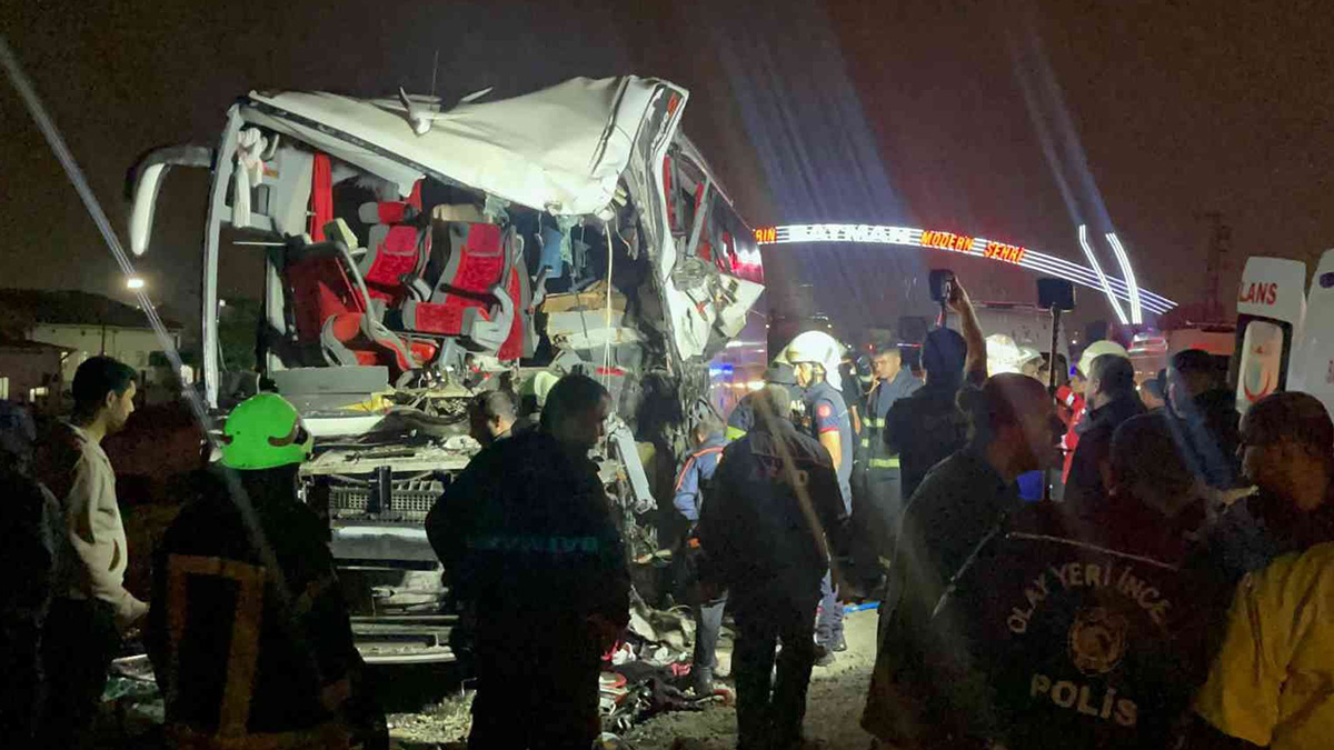 Batman’da yolcu otobüs ile tır kafa kafaya çarpıştı: 1 ölü, 22 yaralı
