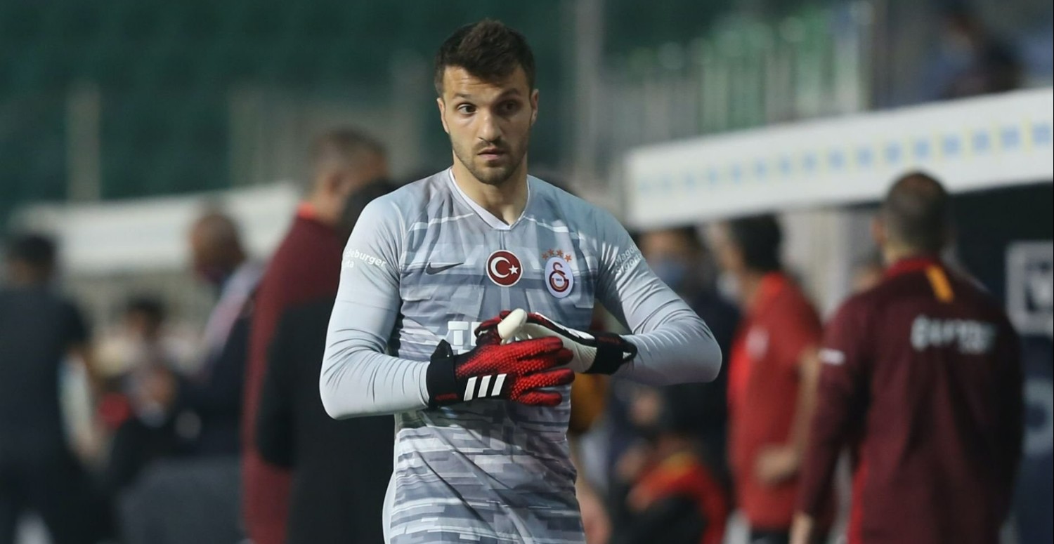 Galatasaray'da Okan Koçuk kaleye geçiyor!
