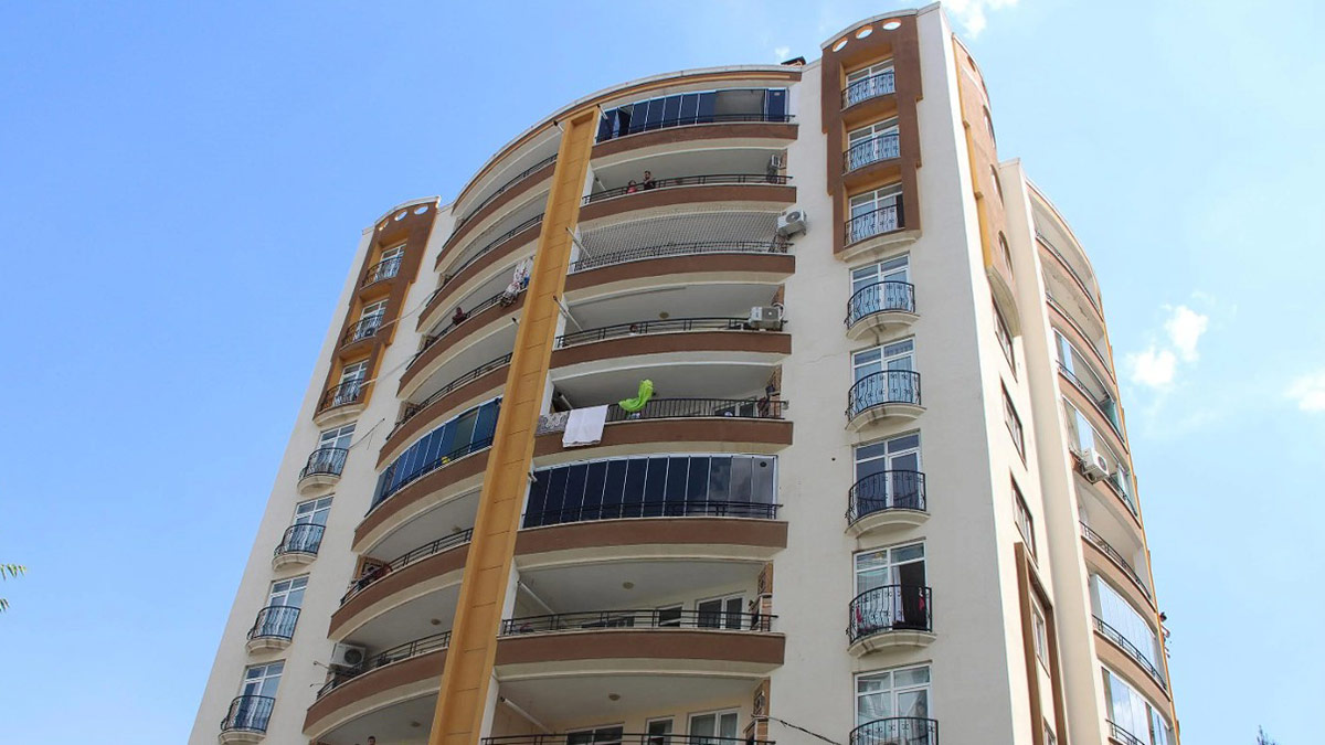 Genç avukat 10. kattan düşerek hayatını kaybetti