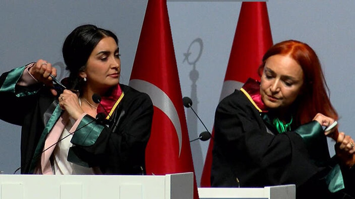 İstanbul Barosu'ndan İranlı kadınlara destek: Kadın avukatlar kürsüde saçlarını kesti