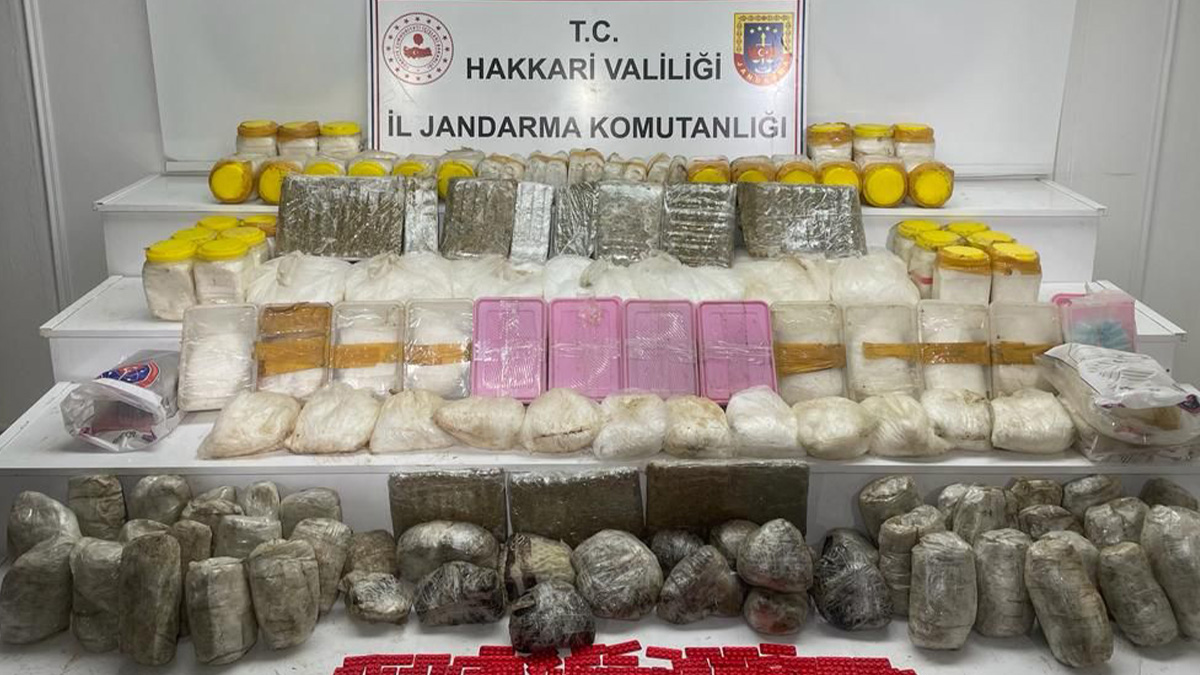 Hakkari'de araziye gömülü halde 126 kilo uyuşturucu ele geçirildi