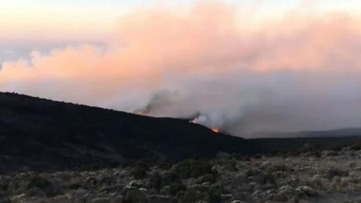 Afrika'nın en yüksek dağı iki gündür yanıyor