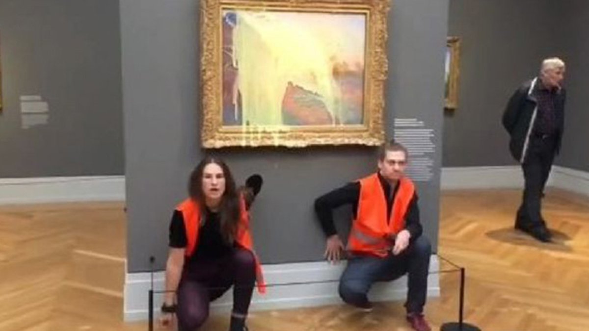 Aktivistlerin hedefi bu kez Monet oldu: 110 milyon dolarlık tabloya püre fırlattılar