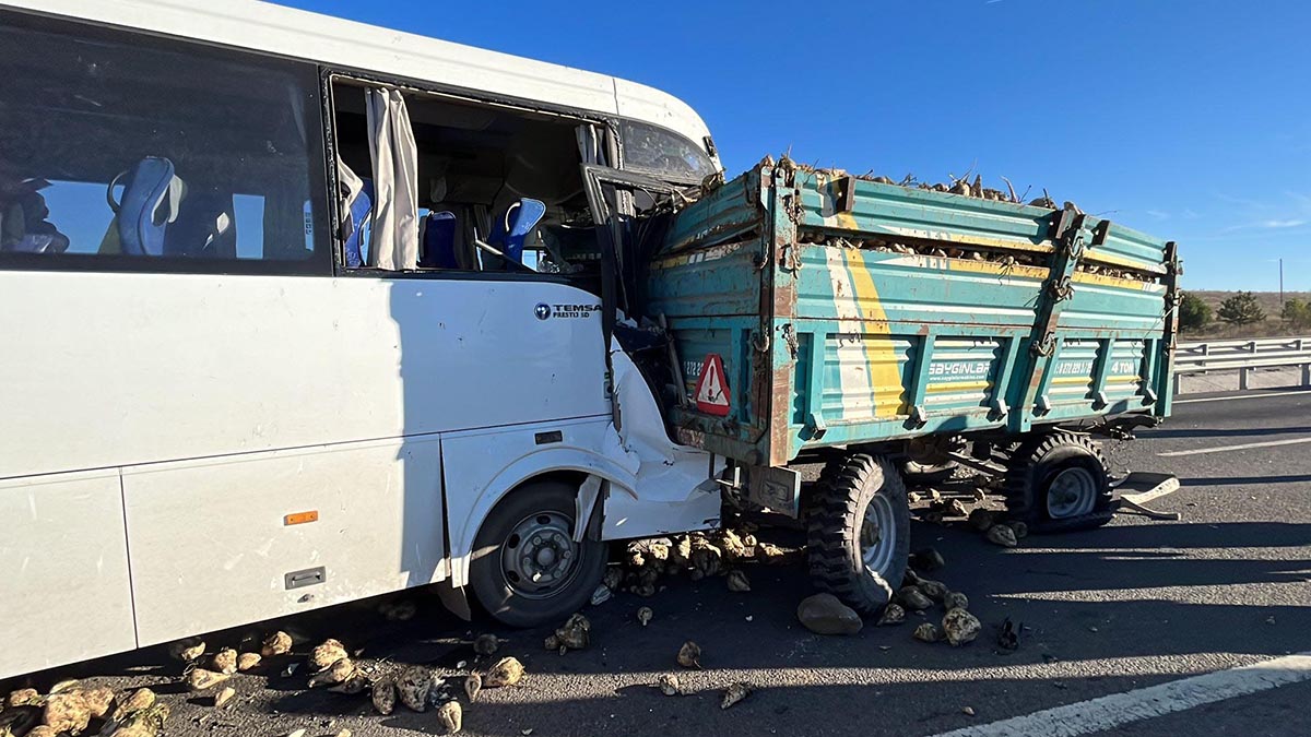 Kütahya’da işçi servisi kaza yaptı: 20 yaralı