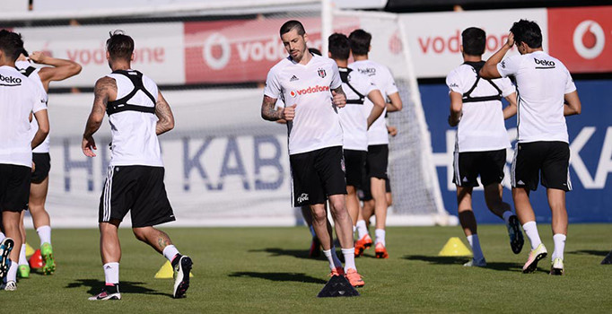 Beşiktaş'tan ayrılmak istediğini açıklayan Jose Sosa idmana çıktı!
