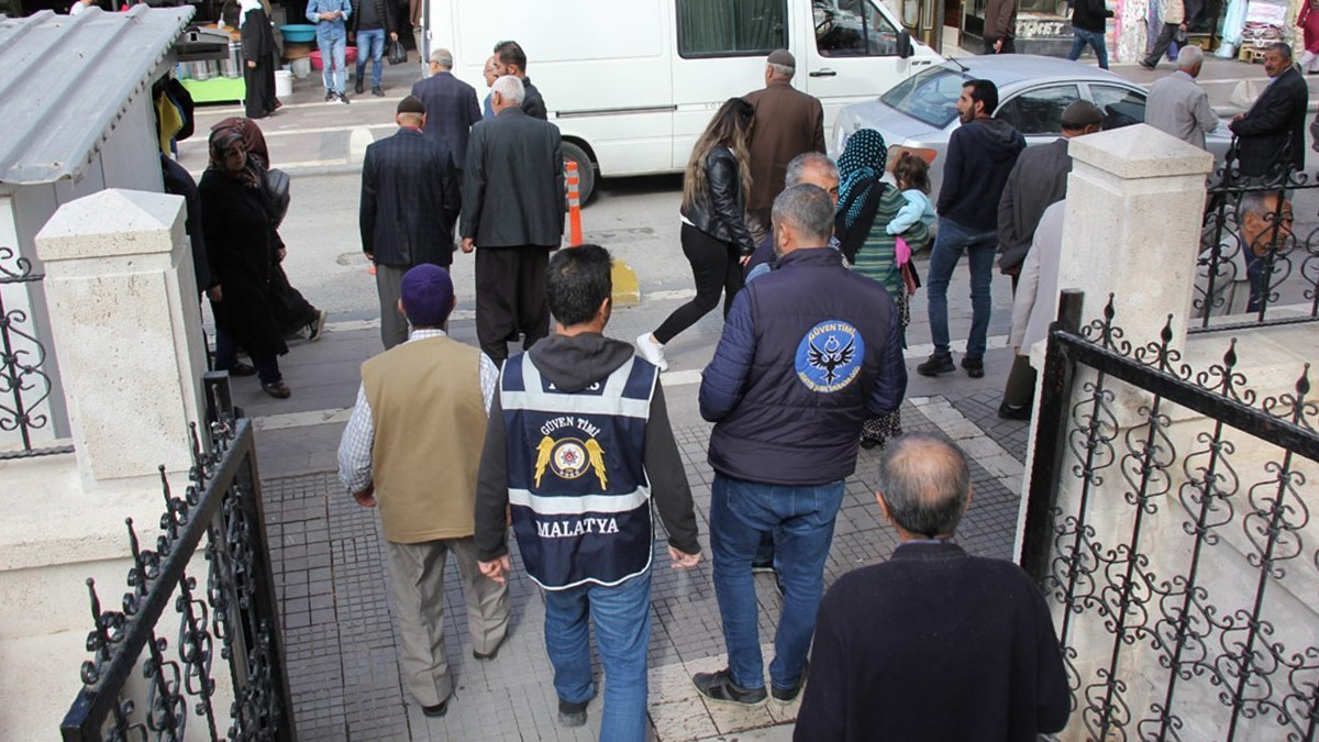 Dilenci operasyonunda ele geçirilenler şoke etti: Tüfek, tabanca, bıçak...