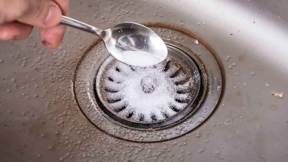 Gece uyumadan önce lavabo giderlerine tuz dökün! Tuzun büyük mucizesine tanık olun...