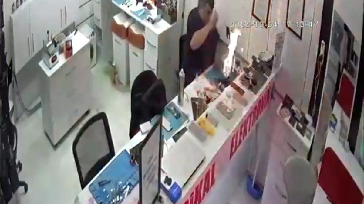 Tamir için getirilen telefon durduğu yerde patladı: Teknisyenin elleri yandı