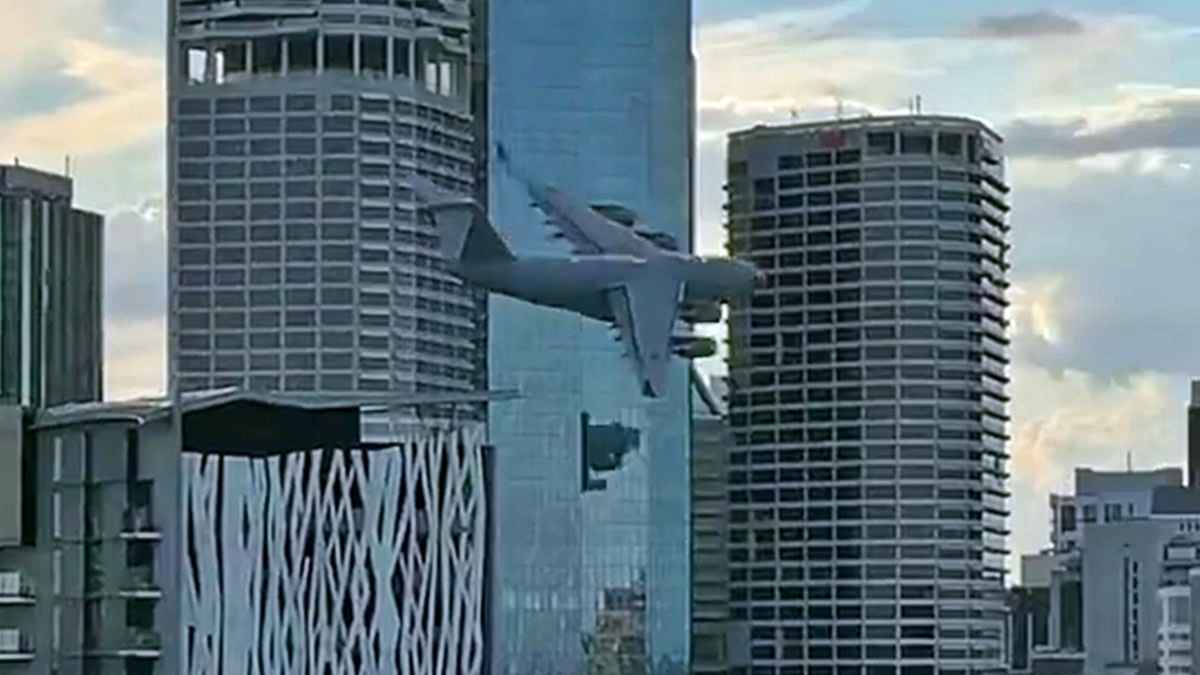 Savaş uçağı az kalsın binaya çarpıyordu