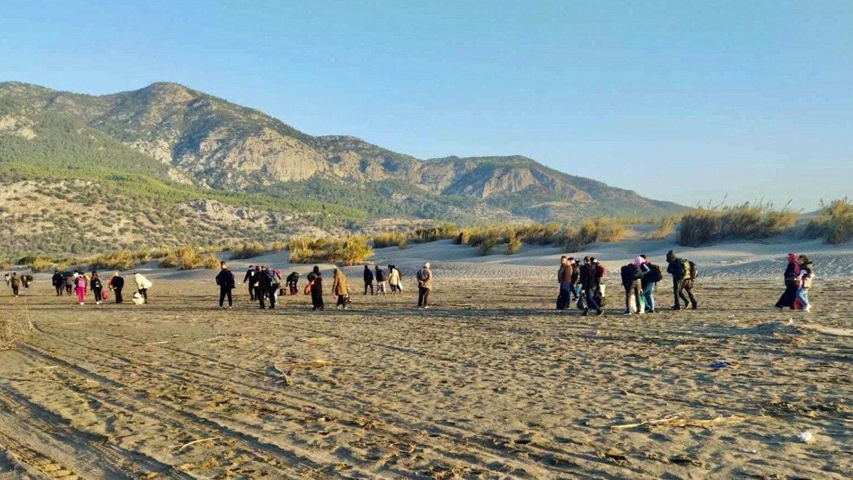 Muğla'da ABD bayraklı teknede 169, karada ise 128 kaçak göçmen yakalandı