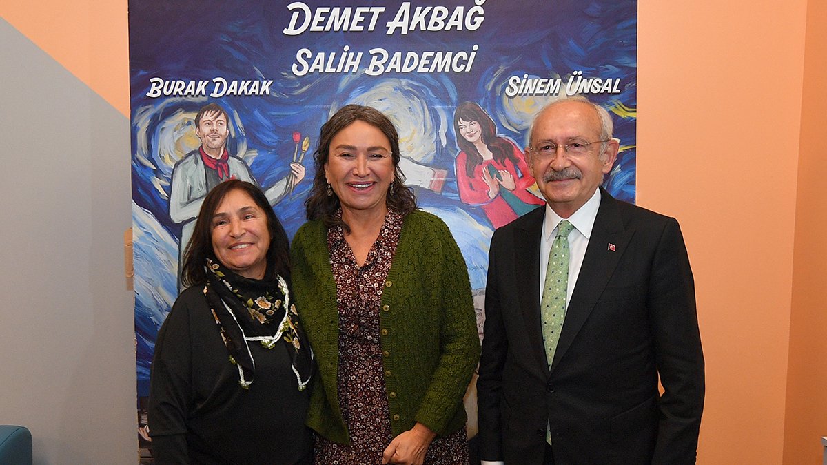 Kılıçdaroğlu eşiyle birlikte Yılmaz Erdoğan'ın yazdığı 'Aydınlıkevler' tiyatro oyununu izledi