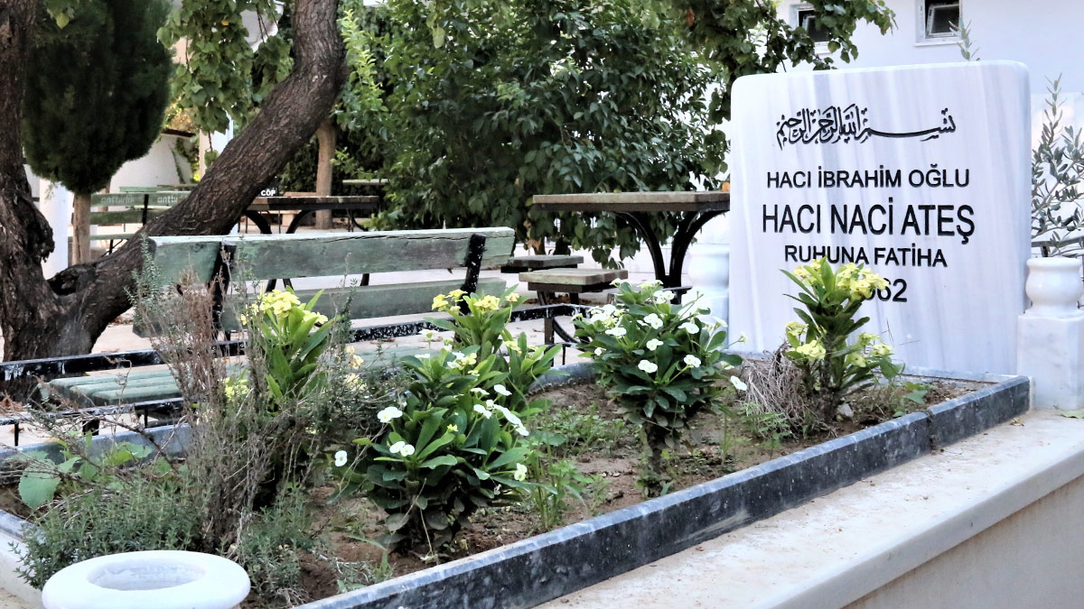 Caminin avlusuna ölmeden kendi mezarını yaptırdı