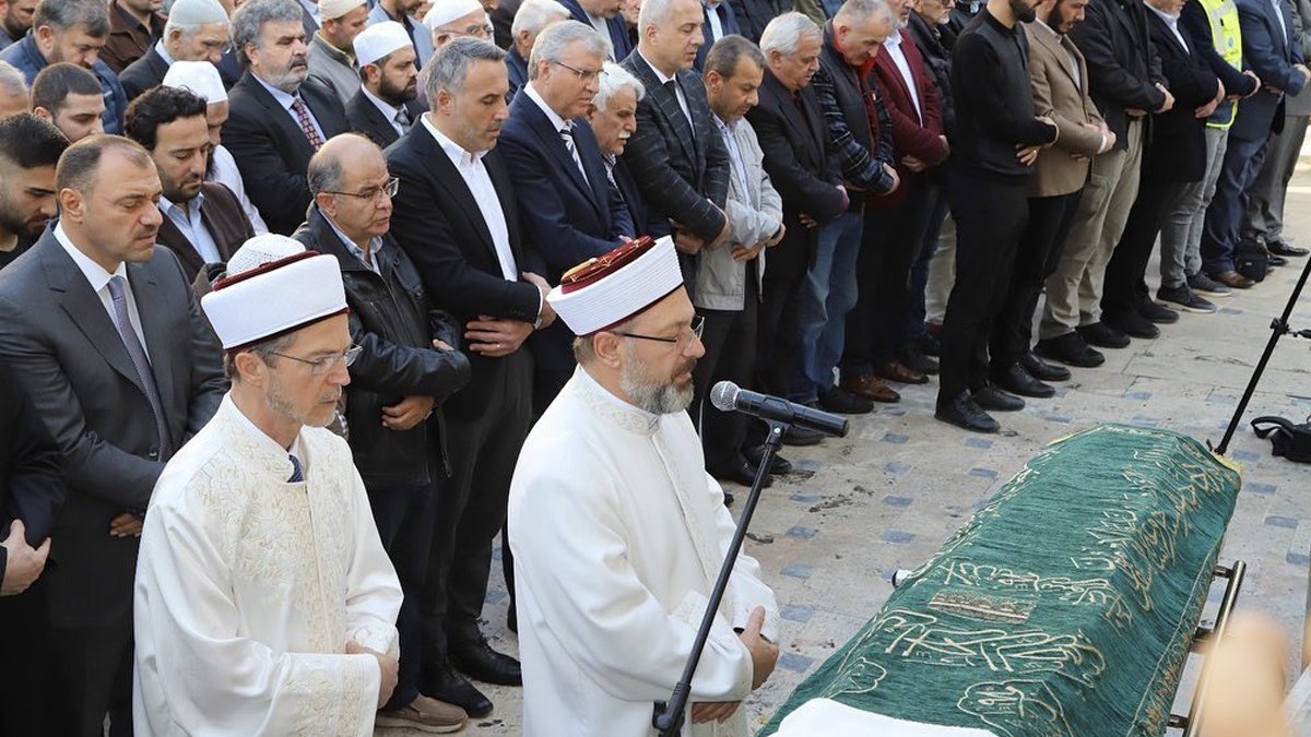 'Hocaların hocası' Prof. Dr. İsmail Cerrahoğlu son yolculuğuna uğurlandı