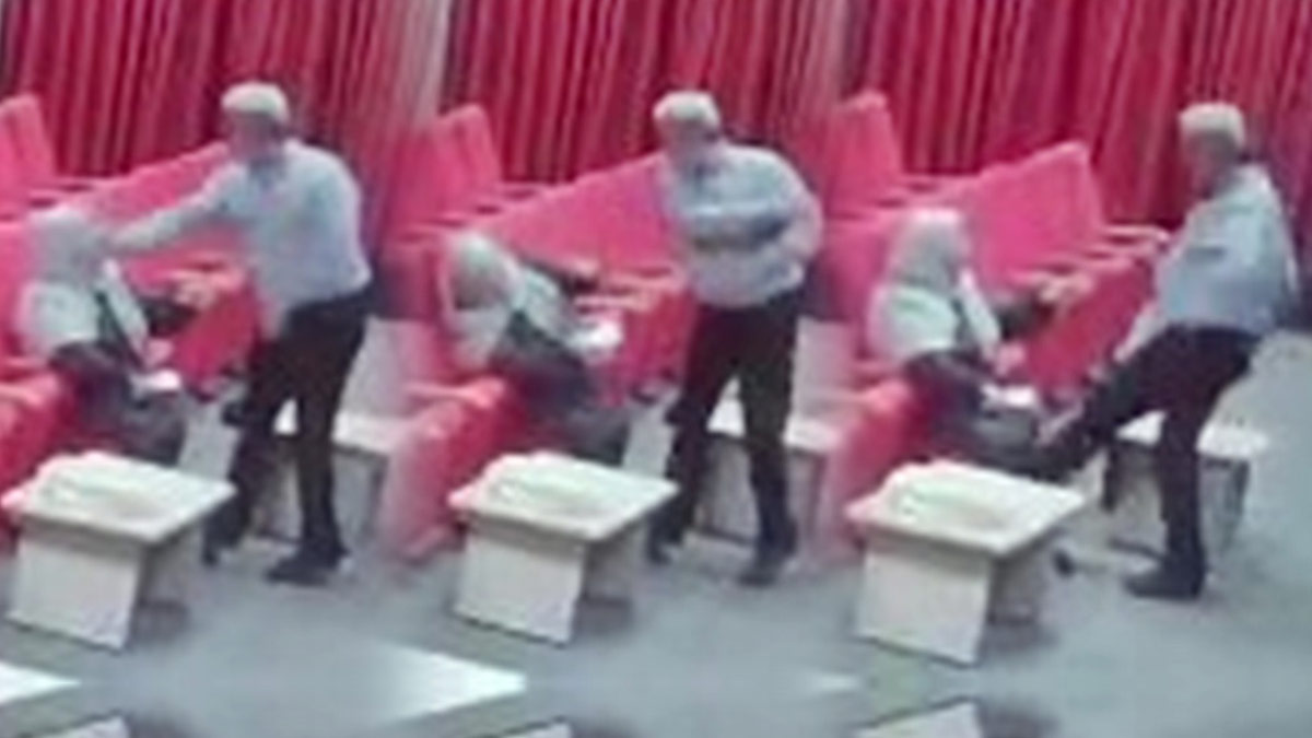 Kadına şiddet kamerada: 'Oraya oturamazsın' diyerek yumruk ve tekmeyle saldırdı