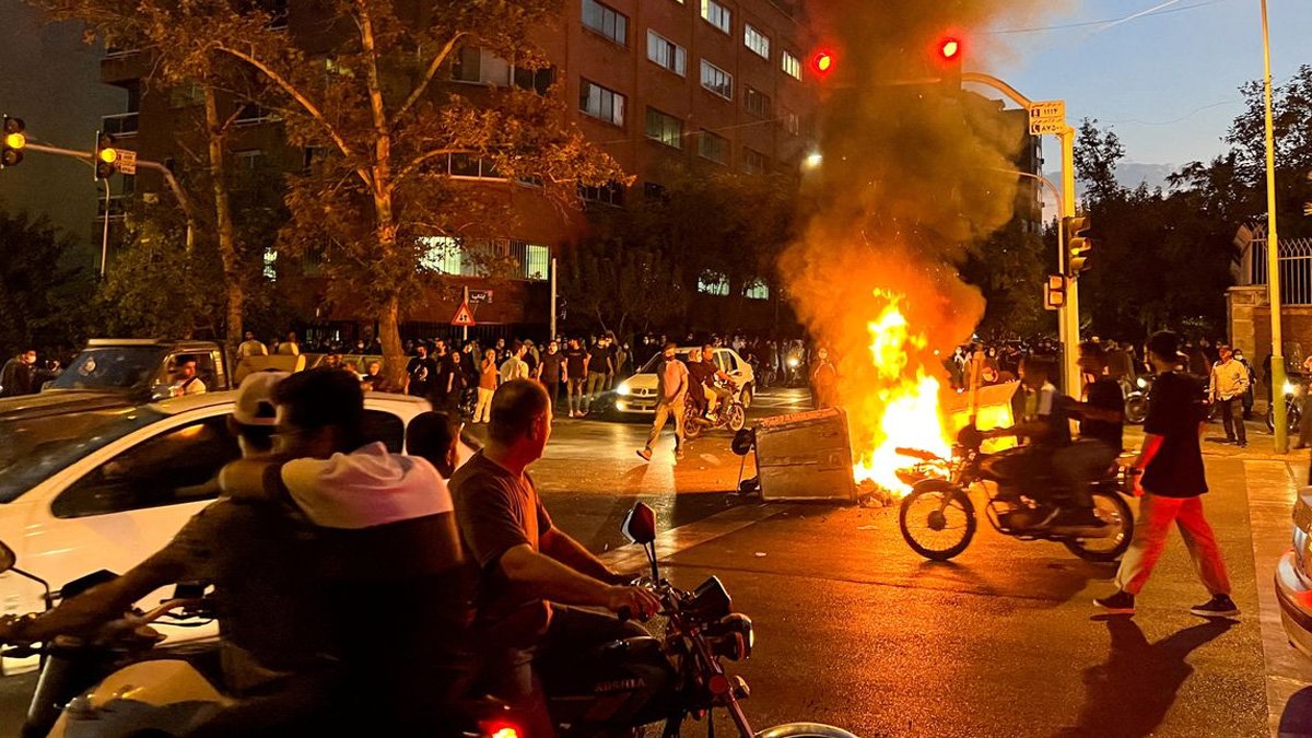 Amini'nin ölümünde 40. gün: Protestolar sürüyor, silahlı birimler tahran üniversitesine girdi