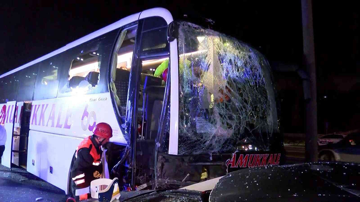 Sancaktepe'de korkutan kaza: Yolcu otobüsü kazaya karıştı