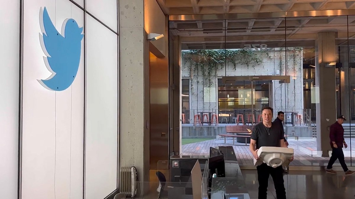 Twitter’ı satın almaya lavaboyla gelen Musk’tan ilginç gönderme: Geliyor gelmekte olan