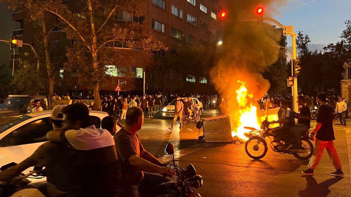 İran'da 'Mahsa Amini' protestoları 40'ıncı gününde: Devrim Muhafızları Ordusu mensubu yüzbaşı öldürüldü