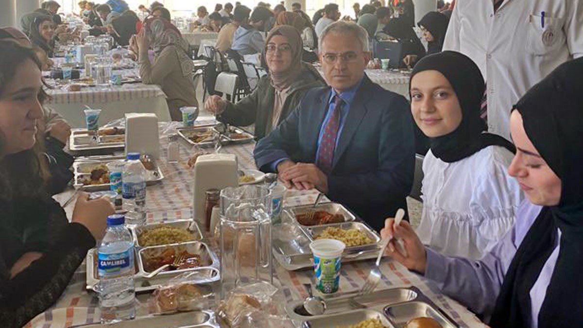 Yemeklerden böcek çıktığı iddia edilen yemekhaneyi ziyaret eden rektör yemek yemedi