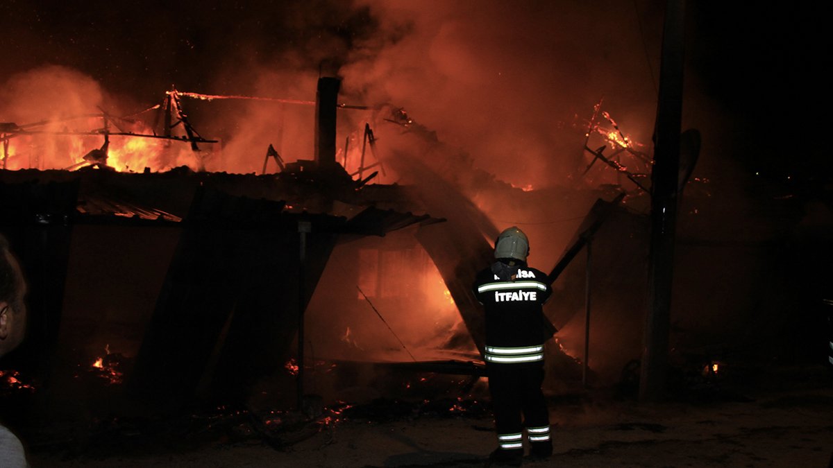 Alev topuna döndü! Misafirlikteyken evsiz kaldılar