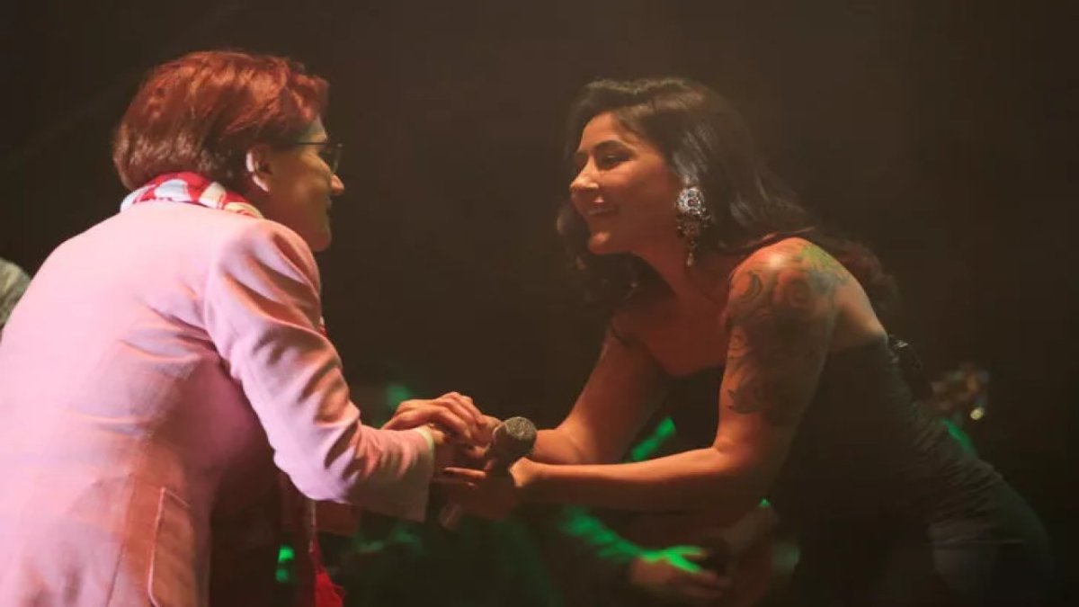 Meral Akşener, Melek Mosso konserinde şarkı söyledi