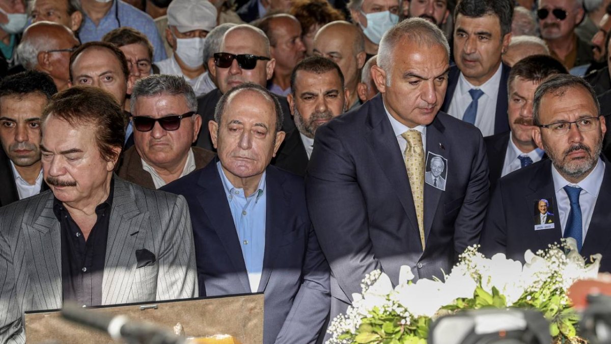 Halit Kıvanç'ın ailesinden Orhan Gencebay'a sert tepki: Başsağlığı bile dilemeden ön safta poz verip gitti