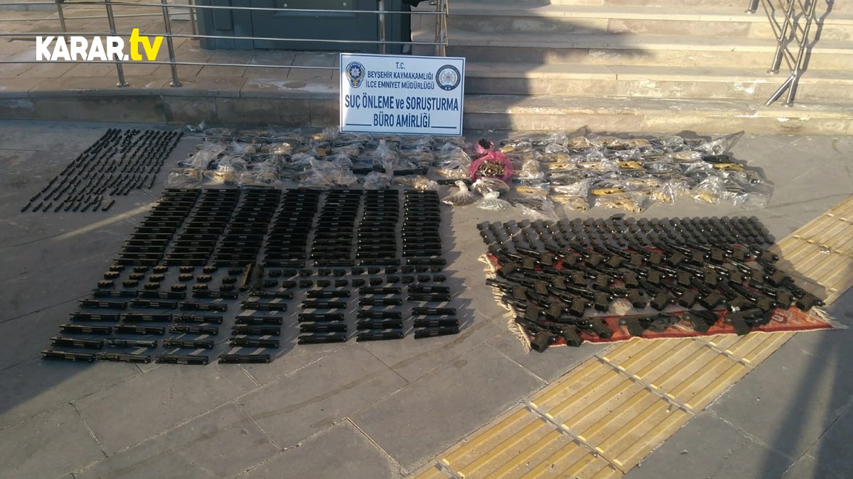 Konya'da dur ihtarına uymayan minibüsten cephanelik çıktı! Birleştirildiklerinde tam 140 adet tabanca...