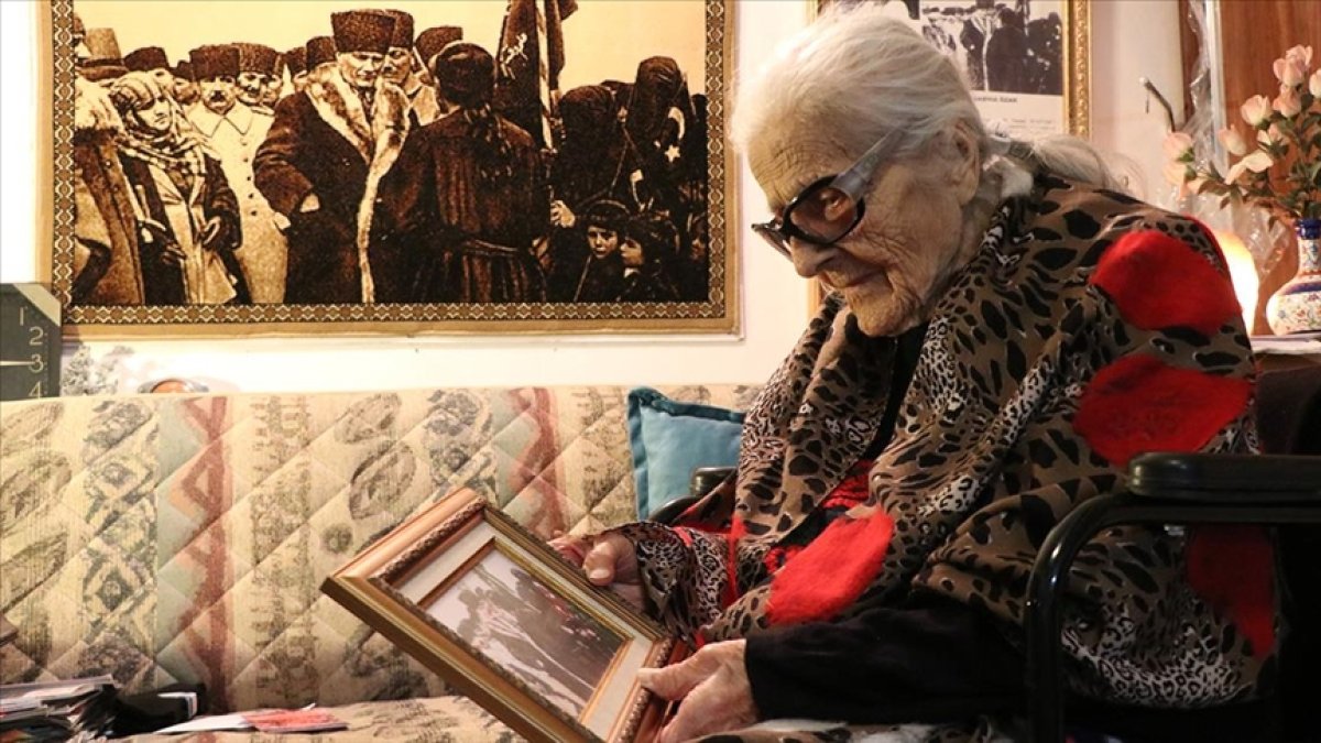 107 yaşındaki Sabiha Özar ilanına tanıklık ettiği Cumhuriyetin 99. yılını kutluyor